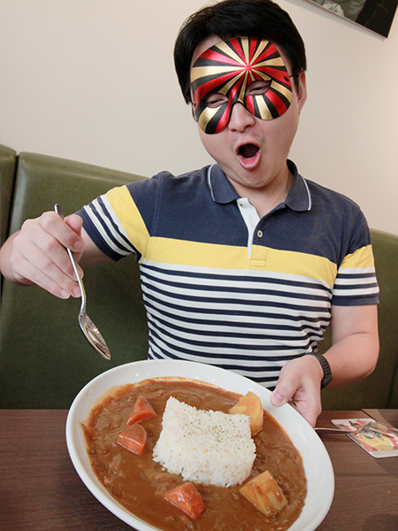 カレーライスを食べようとするムー.jpg